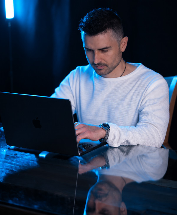 Marco Angelini al lavoro su un progetto software